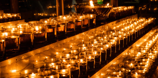 Persembahan pelita sejatinya adalah persembahan cahaya kepada Guru, Buddha, dan Bodhisattva di semua penjuru